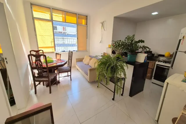 Apartamento quarto e sala reformadíssimo (entrar e morar) em Copacabana